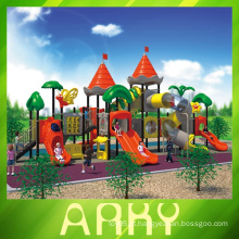 Parque infantil de infância feliz ao ar livre